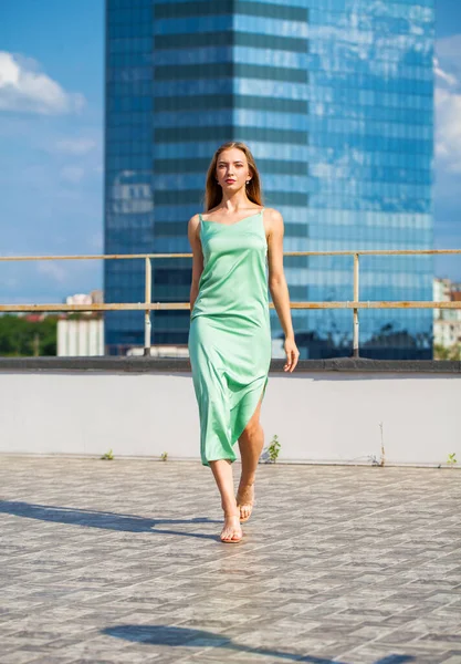 Young Beautiful Fashion Model Walking Roof — Stock Photo, Image