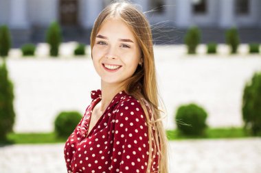 Yazlık bordo elbiseli güzel bir kadının portresini yakından çek. 