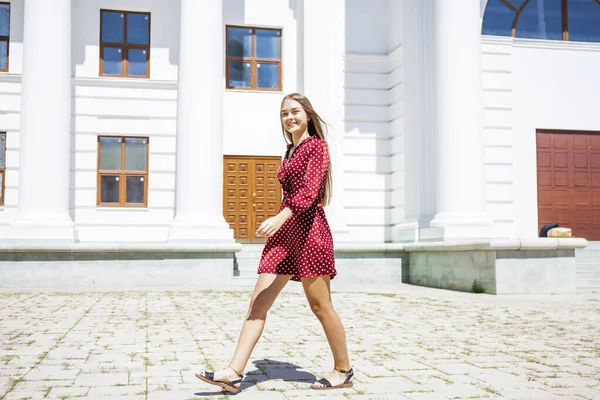 Retrato Comprimento Total Uma Jovem Menina Bonita Vestido Borgonha Verão — Fotografia de Stock