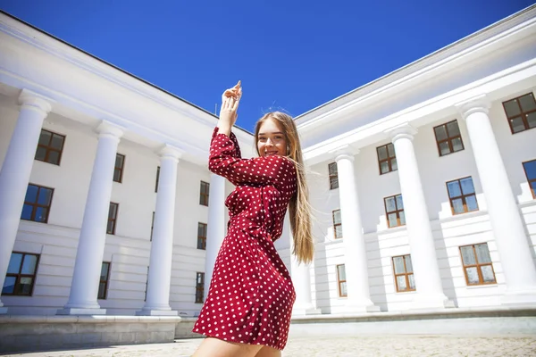 Närbild Porträtt Ung Vacker Kvinna Sommar Vinröd Klänning — Stockfoto