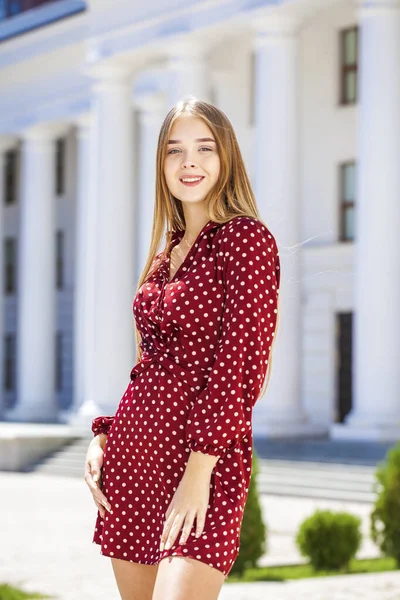 Close Retrato Uma Jovem Mulher Bonita Vestido Borgonha Verão — Fotografia de Stock