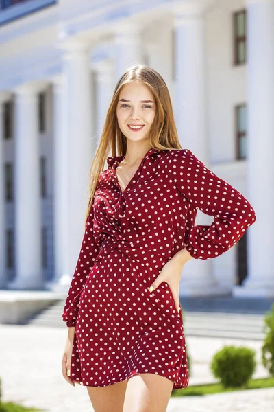 Close Retrato Uma Jovem Mulher Bonita Vestido Borgonha Verão — Fotografia de Stock