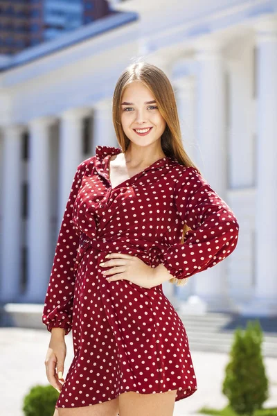 Close Portret Młodej Pięknej Kobiety Letniej Sukience Bordowy — Zdjęcie stockowe