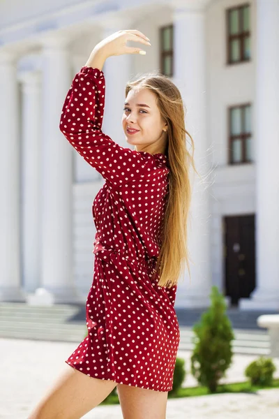 Närbild Porträtt Ung Vacker Kvinna Sommar Vinröd Klänning — Stockfoto