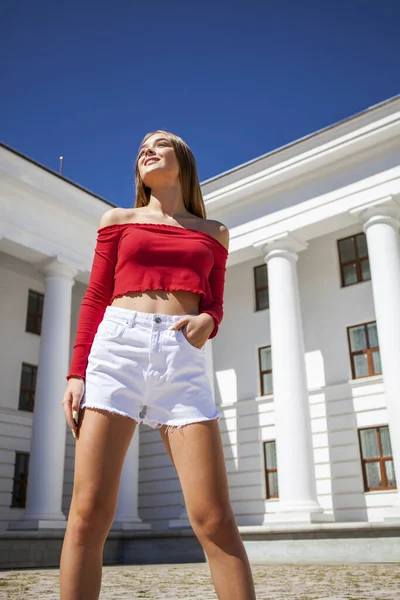 Retrato Uma Jovem Linda Menina Loira Jeans Branco Curto — Fotografia de Stock