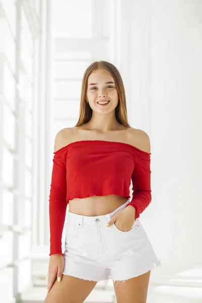 Porträt Einer Jungen Schönen Blonden Mädchen Weißen Jeans Kurz — Stockfoto