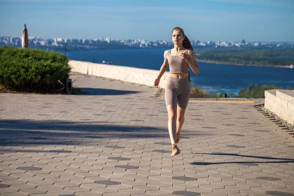 Joven Hermosa Chica Uniforme Deportivo Dedica Aptitud Aire Libre —  Fotos de Stock