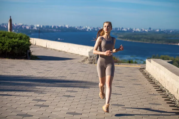 Joven Hermosa Chica Uniforme Deportivo Dedica Aptitud Aire Libre —  Fotos de Stock