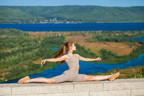 Joven Hermosa Chica Uniforme Deportivo Dedica Aptitud Aire Libre —  Fotos de Stock