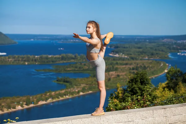 Joven Hermosa Chica Uniforme Deportivo Dedica Aptitud Aire Libre —  Fotos de Stock