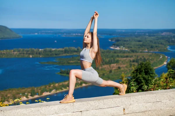 Joven Hermosa Chica Uniforme Deportivo Dedica Aptitud Aire Libre —  Fotos de Stock