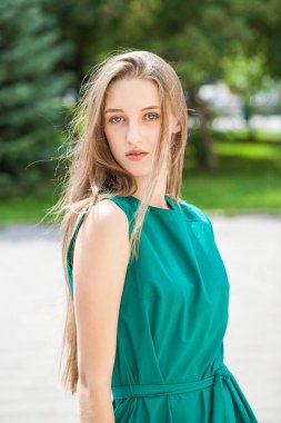 Açık havada yaz mevsiminde genç, sarışın bir kadının portresi.