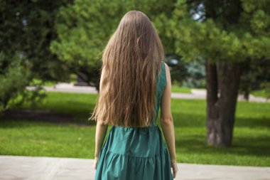 Sarı saç modeli. Arka manzara sarışın kız, yaz parkı açık hava.