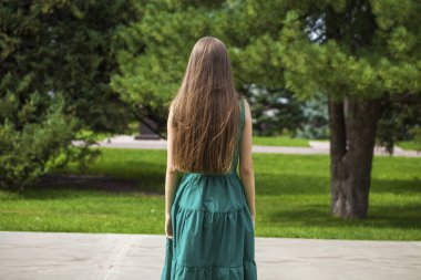 Sarı saç modeli. Arka manzara sarışın kız, yaz parkı açık hava.