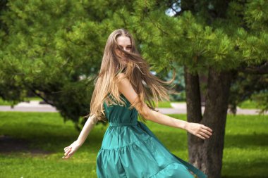 Yaz parkında genç ve güzel sarışın bir kadının portresi.