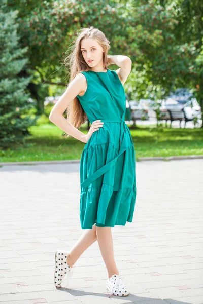 Retrato Cuerpo Entero Una Joven Con Vestido Verde Zapatillas Deporte — Foto de Stock