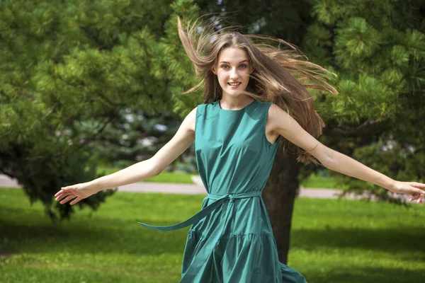 Närbild Porträtt Ung Vacker Blond Kvinna Sommarparken — Stockfoto