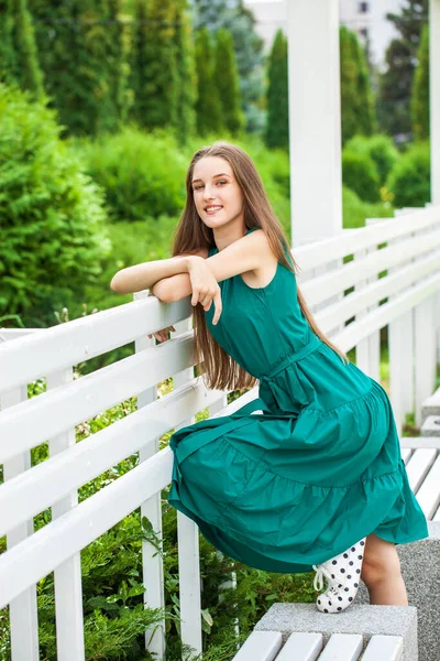 Retrato Cuerpo Completo Una Joven Rubia Vestido Verde — Foto de Stock