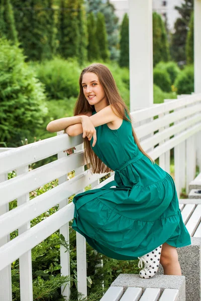 Volledig Lichaam Portret Van Een Jong Blond Meisje Groene Jurk — Stockfoto