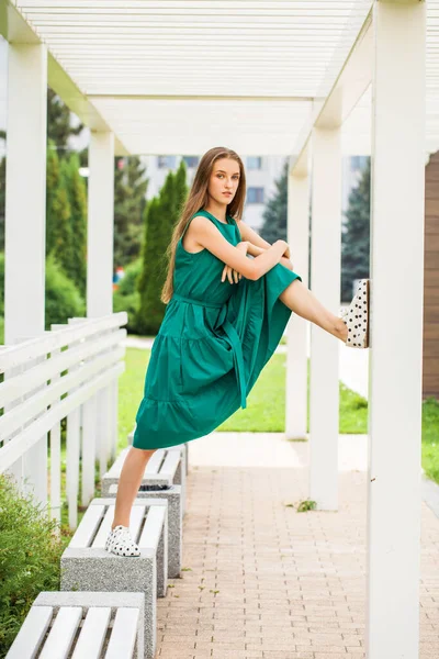 Retrato Corpo Inteiro Uma Jovem Loira Vestido Verde — Fotografia de Stock