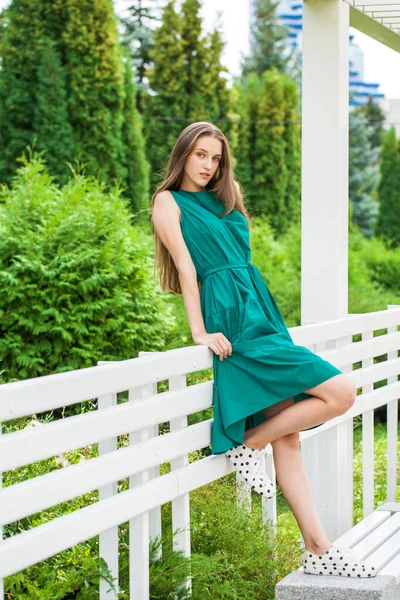 Retrato Cuerpo Entero Una Joven Con Vestido Verde Zapatillas Deporte —  Fotos de Stock