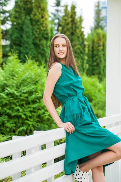 Πλήρες Πορτραίτο Σώματος Ενός Νεαρού Ξανθού Κοριτσιού Πράσινο Φόρεμα — Φωτογραφία Αρχείου