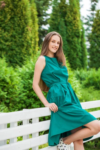 Retrato Cuerpo Completo Una Joven Rubia Vestido Verde —  Fotos de Stock