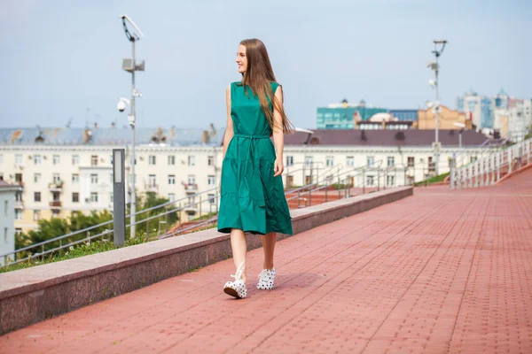 Retrato Cuerpo Completo Una Joven Rubia Vestido Verde — Foto de Stock