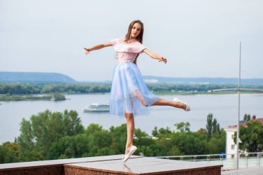 Mavi etekli genç bir kızın tam boy portresi.