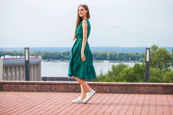 Celotělový Portrét Mladé Blondýny Zelených Šatech — Stock fotografie