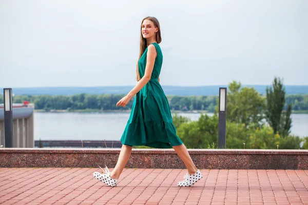 Retrato Corpo Inteiro Uma Jovem Loira Vestido Verde — Fotografia de Stock