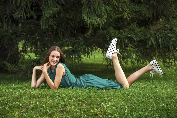 Primer Plano Retrato Una Joven Acostada Sobre Hierba Verde Parque — Foto de Stock