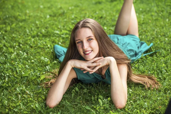 Närbild Porträtt Ung Flicka Som Ligger Grönt Gräs Sommarpark Utomhus — Stockfoto