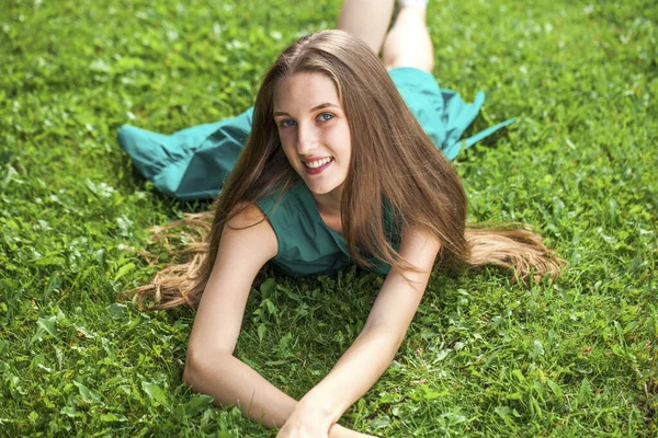 Ritratto Ravvicinato Una Ragazza Sdraiata Sull Erba Verde Parco Estivo — Foto Stock