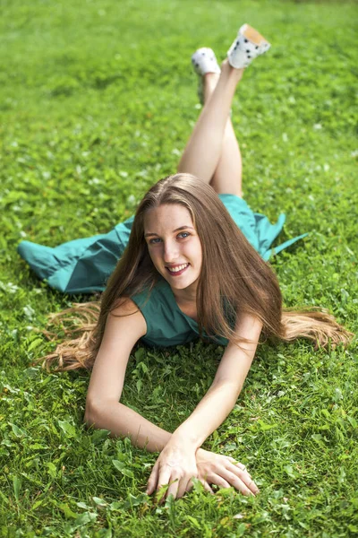 Primer Plano Retrato Una Joven Acostada Sobre Hierba Verde Parque —  Fotos de Stock