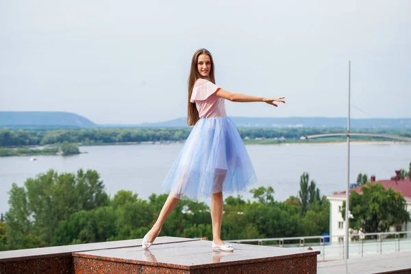 Portrait Pleine Longueur Une Jeune Fille Élégante Jupe Bleue — Photo