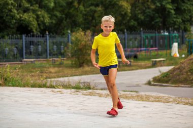 Bir yaz parkındaki küçük bir çocuğun yakın plan portresi.