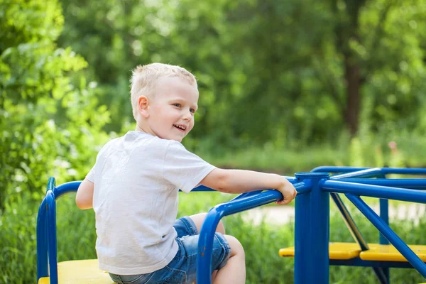 Close Portret Van Een Jongetje Een Zomerpark — Stockfoto