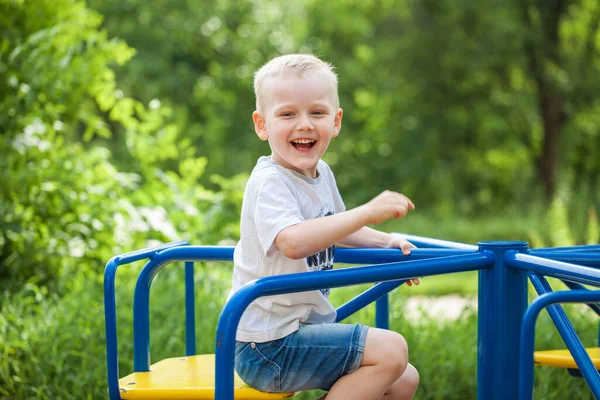 Close Portret Van Een Jongetje Een Zomerpark — Stockfoto