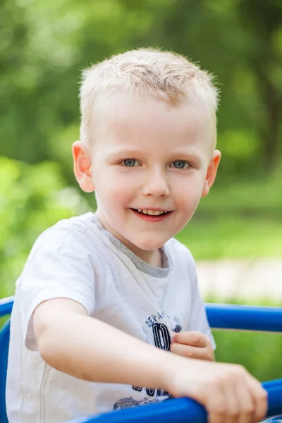 Close Portret Van Een Jongetje Een Zomerpark — Stockfoto