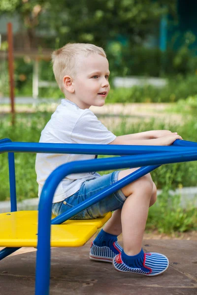 夏の公園で小さな男の子のクローズアップ肖像画 — ストック写真