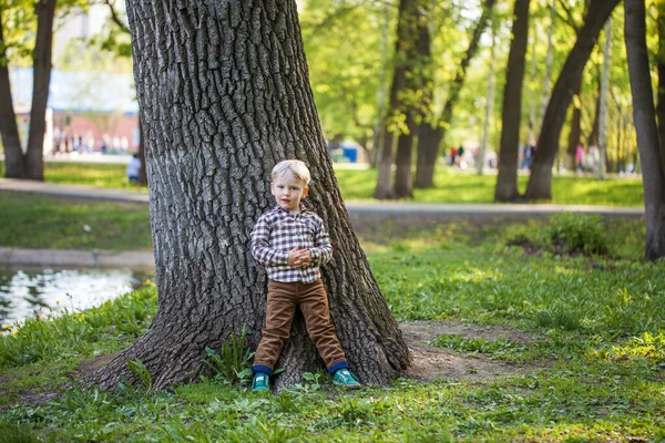 공원에서 소년의 사진을 클로즈업 — 스톡 사진