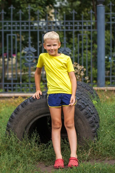 Close Portret Van Een Jongetje Een Zomerpark — Stockfoto