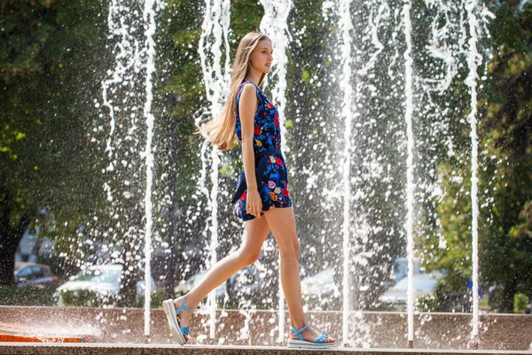 Ganzkörperporträt Eines Jungen Blonden Mädchens Blauen Kleid — Stockfoto