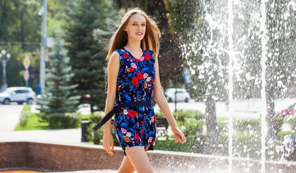 Retrato Una Joven Rubia Vestido Azul — Foto de Stock