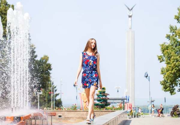 Retrato Cuerpo Completo Una Joven Rubia Vestido Azul — Foto de Stock