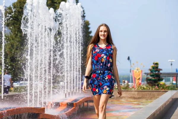 Retrato Uma Jovem Loira Vestido Azul — Fotografia de Stock