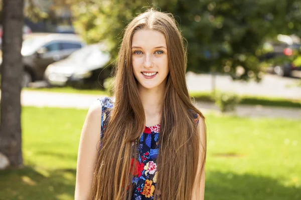 Close Portret Van Een Jong Mooi Brunette Meisje Zomer Park — Stockfoto