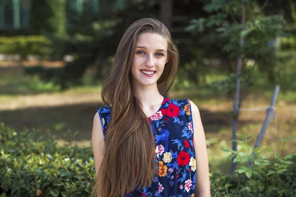 Retrato Una Joven Morena Hermosa Vestido Azul Posando Parque Verano —  Fotos de Stock