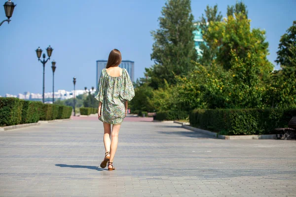 Yeşil Elbiseli Güzel Esmer Bir Kadının Vücut Portresi — Stok fotoğraf